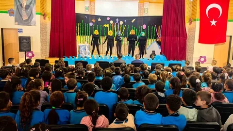 Kavaklıdere'de gönüllü gençler, miniklere tiyatro keyfi yaşattı