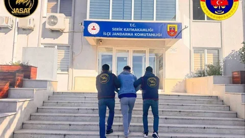 Antalya'da JASAT ekipleri, son üç günde 208 aranan şahsı yakalayarak adli makamlara teslim etti.
