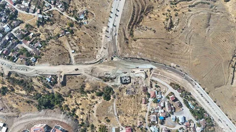 Elazığ'da yol genişletme çalışmaları devam ediyor
