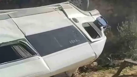 Hatay'da servis minibüsü uçurumdan yuvarlandı