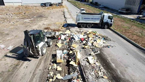 Mersin'de Akdeniz Belediyesi ekipleri çevre temizliği kapsamında tonlarca çöp ve hurda topladı.
