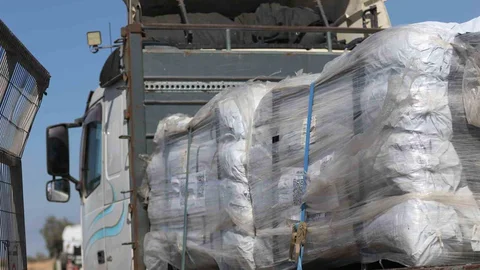 Gazze'de yardım tırları Kerem Şalom'dan giriş yapıyor