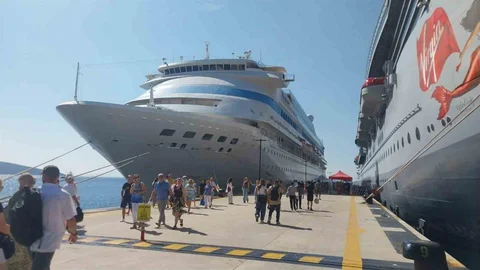 Muğla Bodrum'da İki Yolcu Gemisi