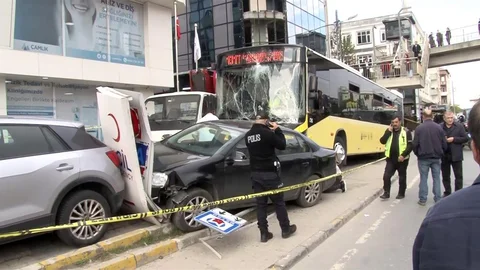 İstanbul'da İETT otobüsü durağa daldı