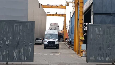 İstanbul Tuzla'da tersanede meydana gelen patlamada 1 işçi yaşamını yitirdi, 4 işçi yaralandı.