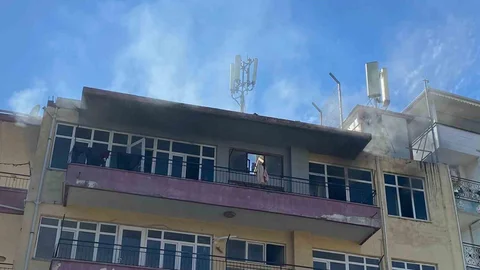 Antalya'da yangında balkonda mahsur kalan 5 çocuk itfaiye ekipleri tarafından kurtarıldı