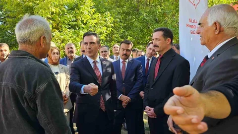 Vali Ahmet Karakaya, Van'ın Adilcevaz ilçesinde ceviz hasadına katıldı.