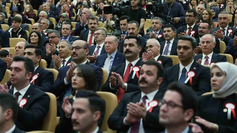 Cumhurbaşkanı Erdoğan, "783 bin kilometrekarelik vatan toprağında yaşayan herkes devletimizin eşit ve onurlu birer vatandaşıdır" dedi.