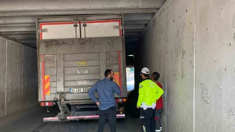 Manisa'da kamyon alt geçitte sıkıştı, ekipler müdahale etti
