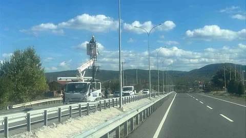 Kütahya’nın Tavşanlı ilçesinde çevre yolunda aydınlatma çalışmaları sürüyor.