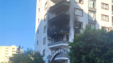 Mersin'de apartman dairesi yangınında daire kullanılamaz hale geldi