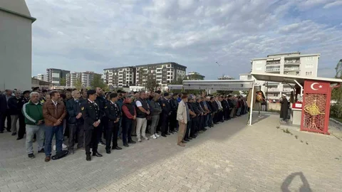 Çanakkale'de komşu kavgasında silahla vurularak hayatını kaybeden emekli astsubay Gökhan Yılmazbaş, son yolculuğuna uğurlandı.