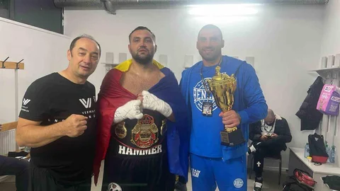 İstanbul'daki Türk boksörler Romanya’da iki rakibini nakavt etti