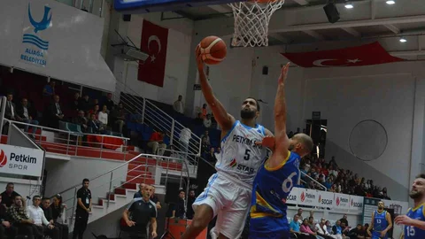 İzmir'de Aliağa Petkimspor, FIBA Avrupa Kupası C Grubu'ndaki ilk maçında Romanya'nın CSM Corona Brașov takımını 85-74 yenerek galip geldi.