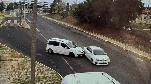 Tekirdağ'da hafif ticari aracın kontrolsüz dönüşü kazaya yol açtı