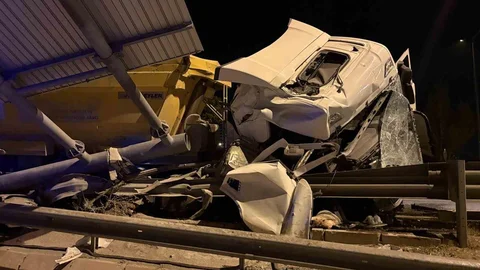 Melikgazi'de Tır Bariyerlere Çarptı