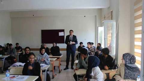 Iğdır'da Kaymakam Erdoğan, öğrencilerle buluştu