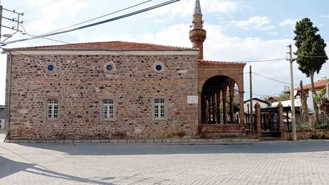 Bergama'da çatlaklar nedeniyle ibadete kapalı