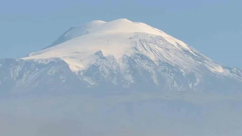 Iğdır'da Ağrı Dağı'nda kar yağışıyla muhteşem görüntüler oluştu