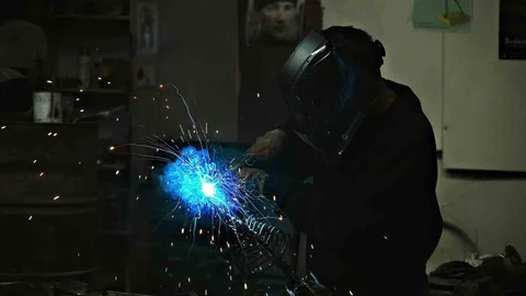 Eskişehir'de metal parçalarla balık figürleri yapan sanatçı