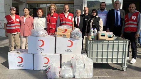 Alaşehir'de Kızılay, Sosyal Market'e 600 kalem yardımda bulundu