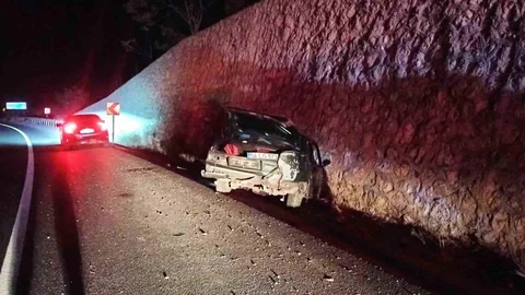 Bilecik'te otomobil kontrolden çıkarak istinat duvarına çarptı, sürücü yaralandı.