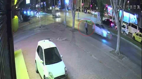 Antalya'da halk otobüsünün yayaya çarptığı anın görüntüleri yayınlandı