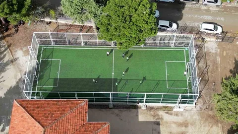 Çivril'de gençler için halı saha yatırımı