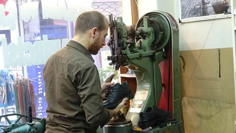 Kocaeli'de ayakkabı tamircileri soğuk hava nedeniyle mesai saatlerini artırdı.