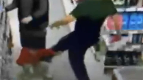 Eskişehir'de markette küçük çocuğu tekmeleyen adam kameraya yansıdı