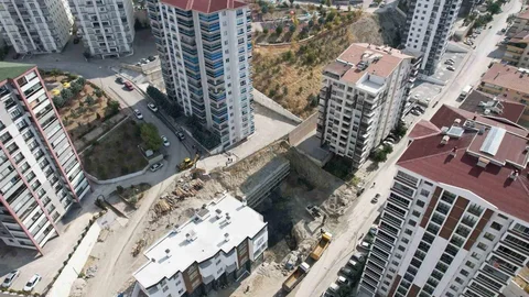 Ankara'da toprak kayması nedeniyle 300 kişinin yaşadığı 17 katlı bina tahliye edildi.
