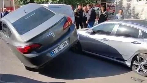 Diyarbakır'da ilginç kaza: Park halindeki 2 araca çarpıp asılı kaldı
