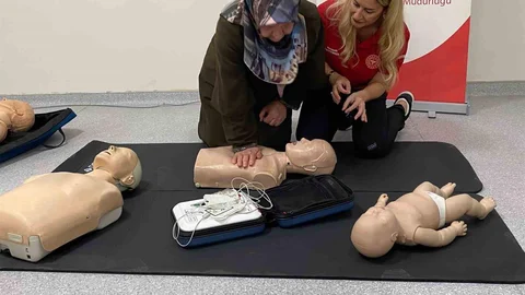 Ankara'da 60 yaşındaki Nuray Köklü, ilk yardım eğitimi alarak sertifika sahibi oldu.