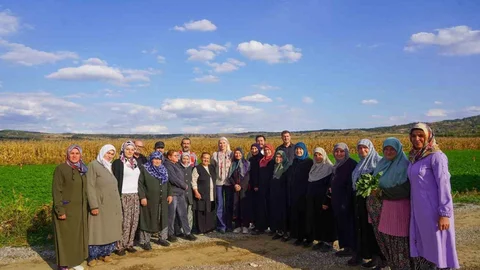 Bilecik'te kadın çiftçilerle hasat etkinliği düzenlendi