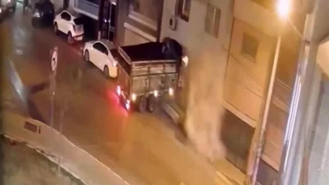 İzmir'de freni boşalan bir kamyon, bir evin duvarını yıkarak içeri girdi.