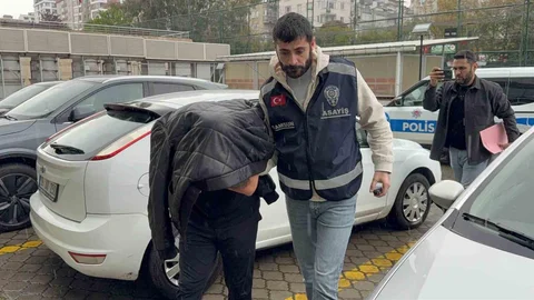 Samsun'da kuyumcudan 50 gram altın çalan şüpheli kısa sürede yakalandı.