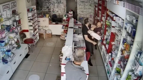 Mersin'de eczacı kalfasına sopa ile saldırarak yaralayan saldırgan, cebinden çıkardığı bıçakla da tehditte bulundu.