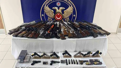 Düzce'de sosyal medya üzerinden silah teşhiri yapan şahıslara operasyon düzenlendi.