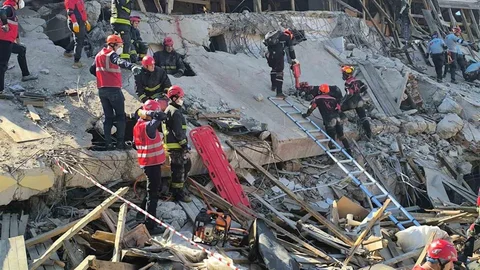 Antalya'da yıkımı tamamlanan riskli yapı enkazında tatbikat yapıldı.
