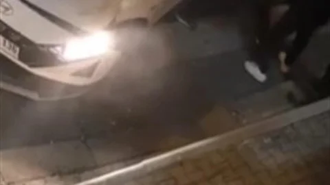 Antalya'da yolcu otobüsüyle çarpışan otomobilin sürücüsüne ilk müdahale vatandaşlardan yapıldı