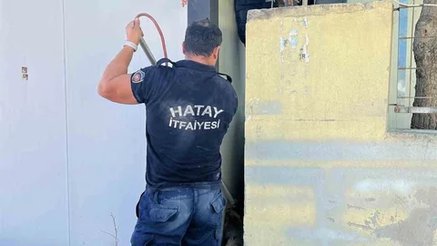 Hatay'da yavru köpek itfaiye ekipleri tarafından kurtarıldı
