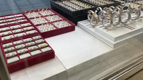 Konya'da kuyumcudan altın yüzük çaldılar.