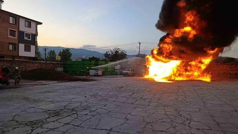 Balıkesir'in Havran ilçesinde zeytinyağı tesisinde çıkan yangın kontrol altına alındı.
