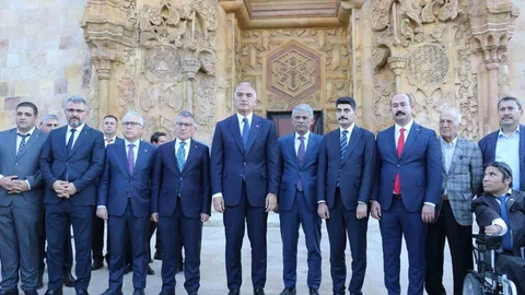 Bakan Ersoy, Divriği Ulu Camii'ni ziyaret etti