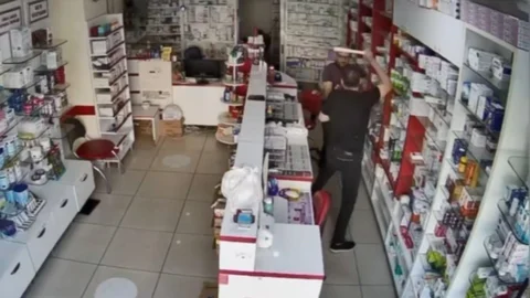 Erdemli’de Eczacı Kalfasına Sopalı ve Bıçaklı Vahşet: Reçete Kavgası Kan Döktü!