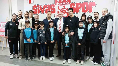 Sivassporlu futbolcular, ortaokul öğrencilerinin resim sergisinin açılışına katıldı