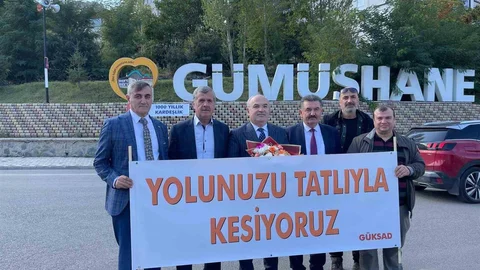 Gümüşhane'de yolculara tatlı ikramı