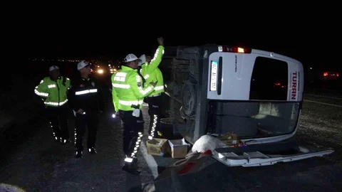 Malatya'da midibüs devrildi, 13'ü öğrenci 14 kişi yaralandı