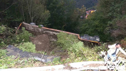 Bozkurt'ta iş makinesi yüklü tır devrildi