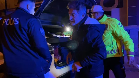 Bursa'da alkollü sürücü, aracını öve öve bitiremedi.